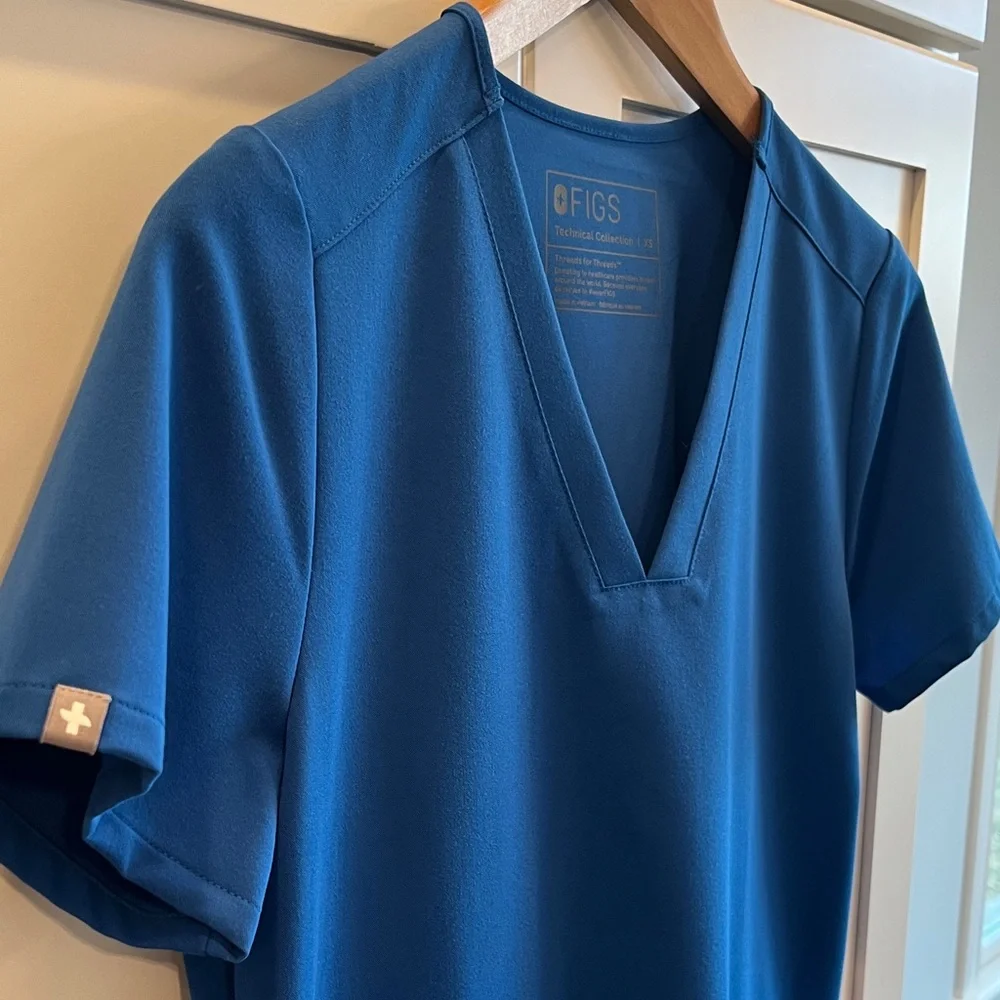 NWOT Figs Womens Royal Blue Two Pocket V-Neck Scrub Top - Picture 4 of 6